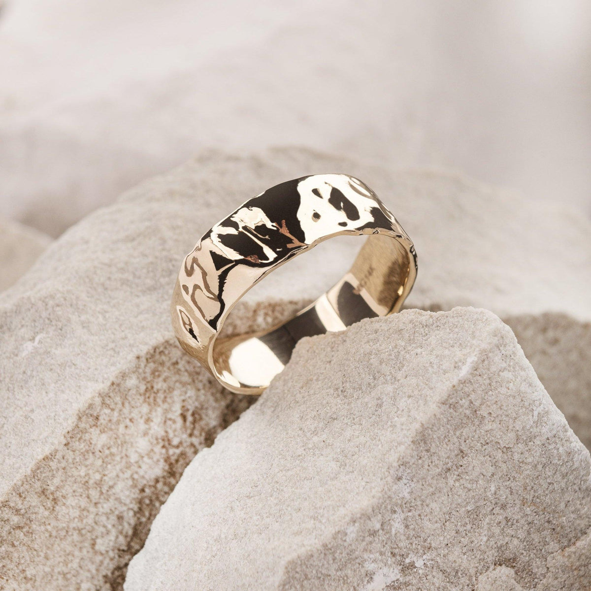 The Eternal Cast | Wide Band with Liquid Metal Texture