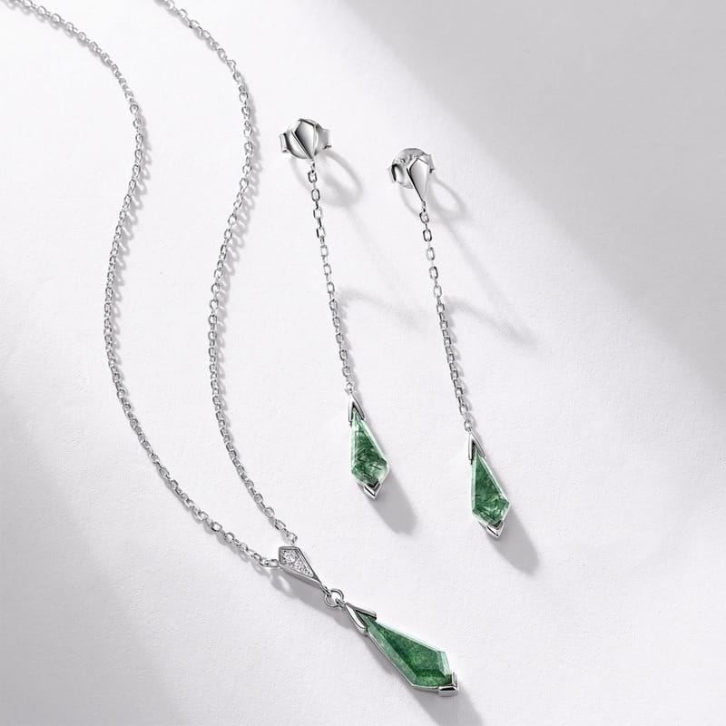 The Aurora Kite �Kite-Cut Green Moss Agate Necklace