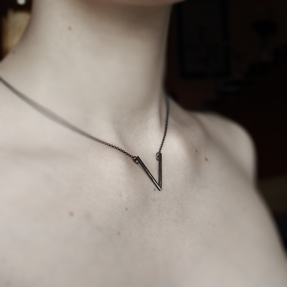 V NECKLACE