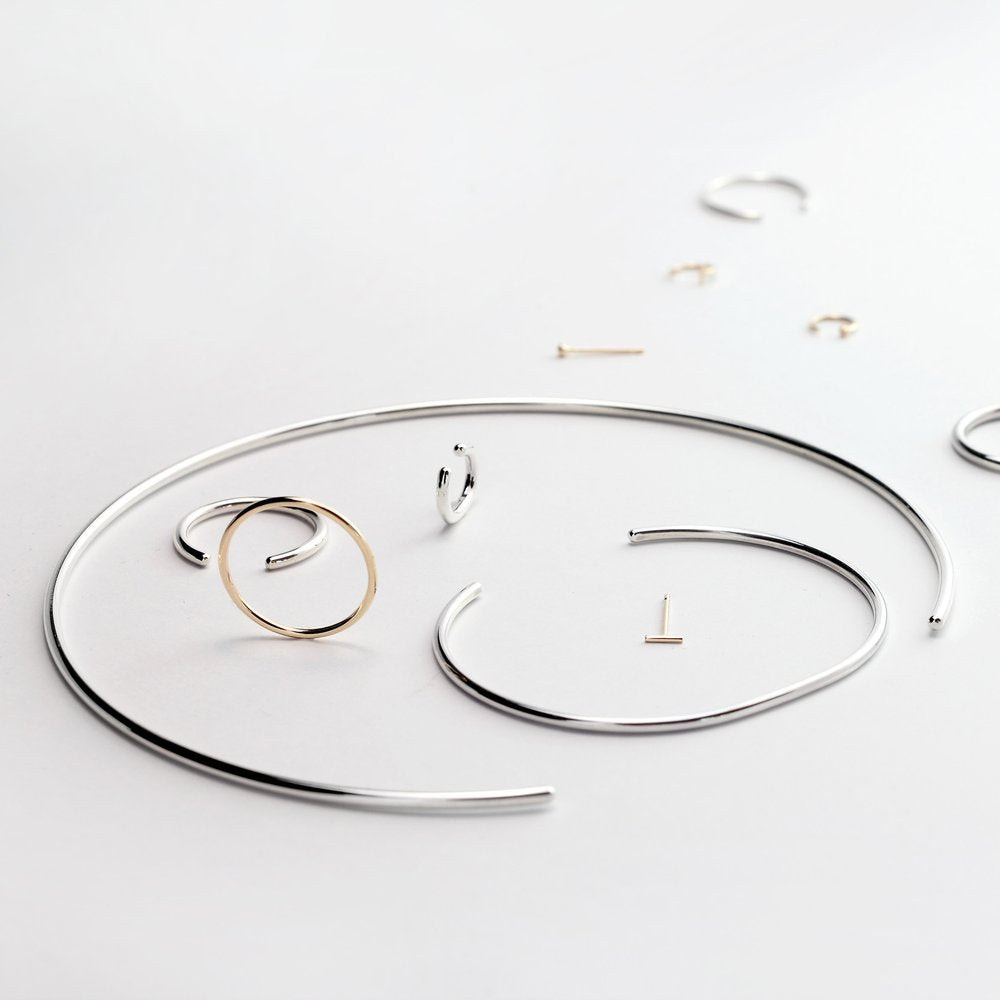 ESSENTIAL DASH GOLD STUD EARRING
