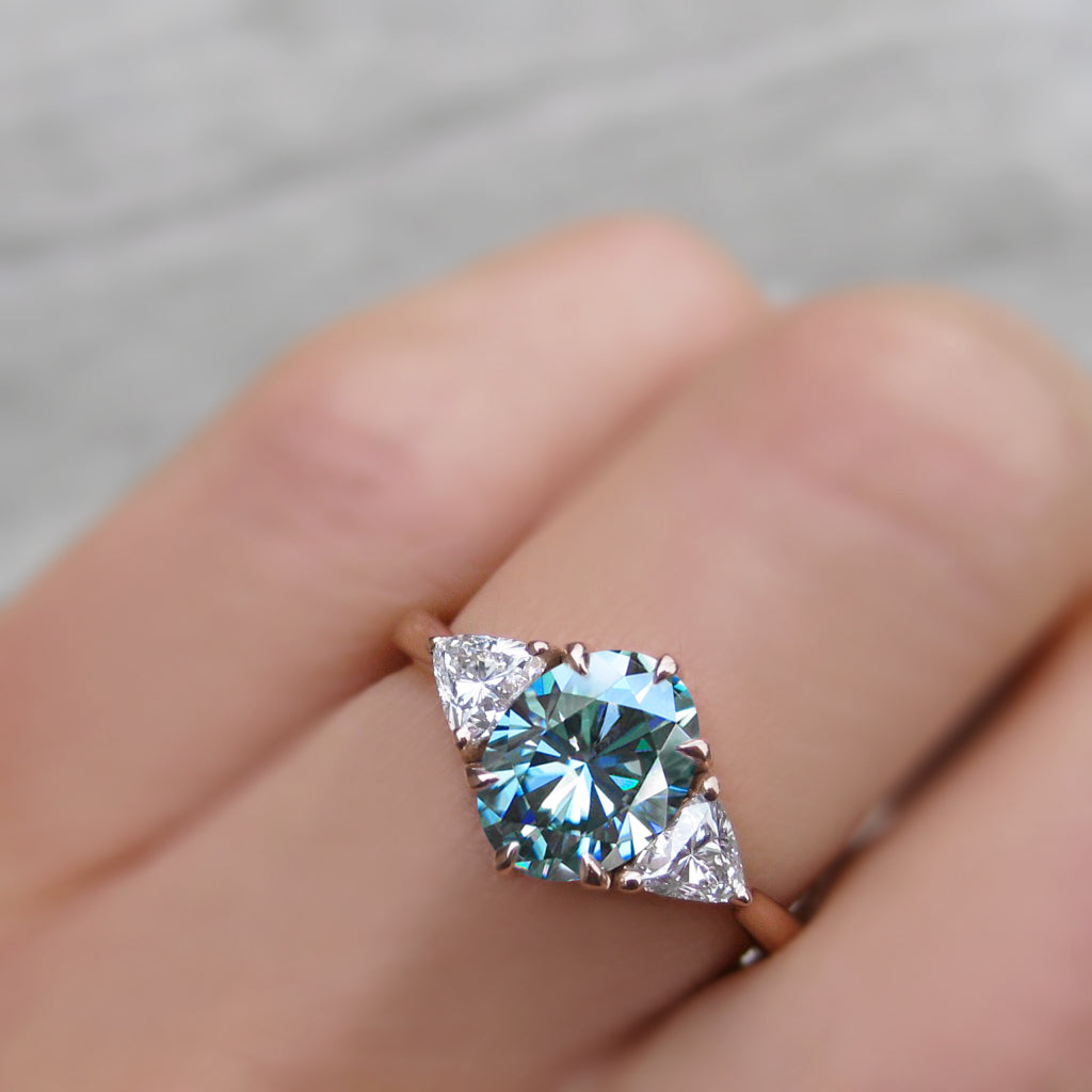 ・JUNO・Oval Aqua-Teal Iconic™ Moissanite Center, Trillion Diamonds (1.92ctw)