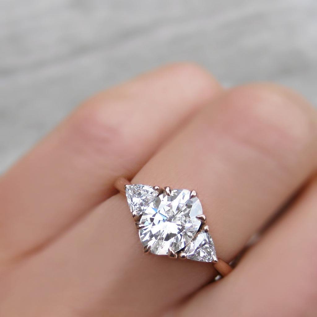 ・JUNO・Oval Moissanite Center, Trillion Diamonds (1.92ctw)