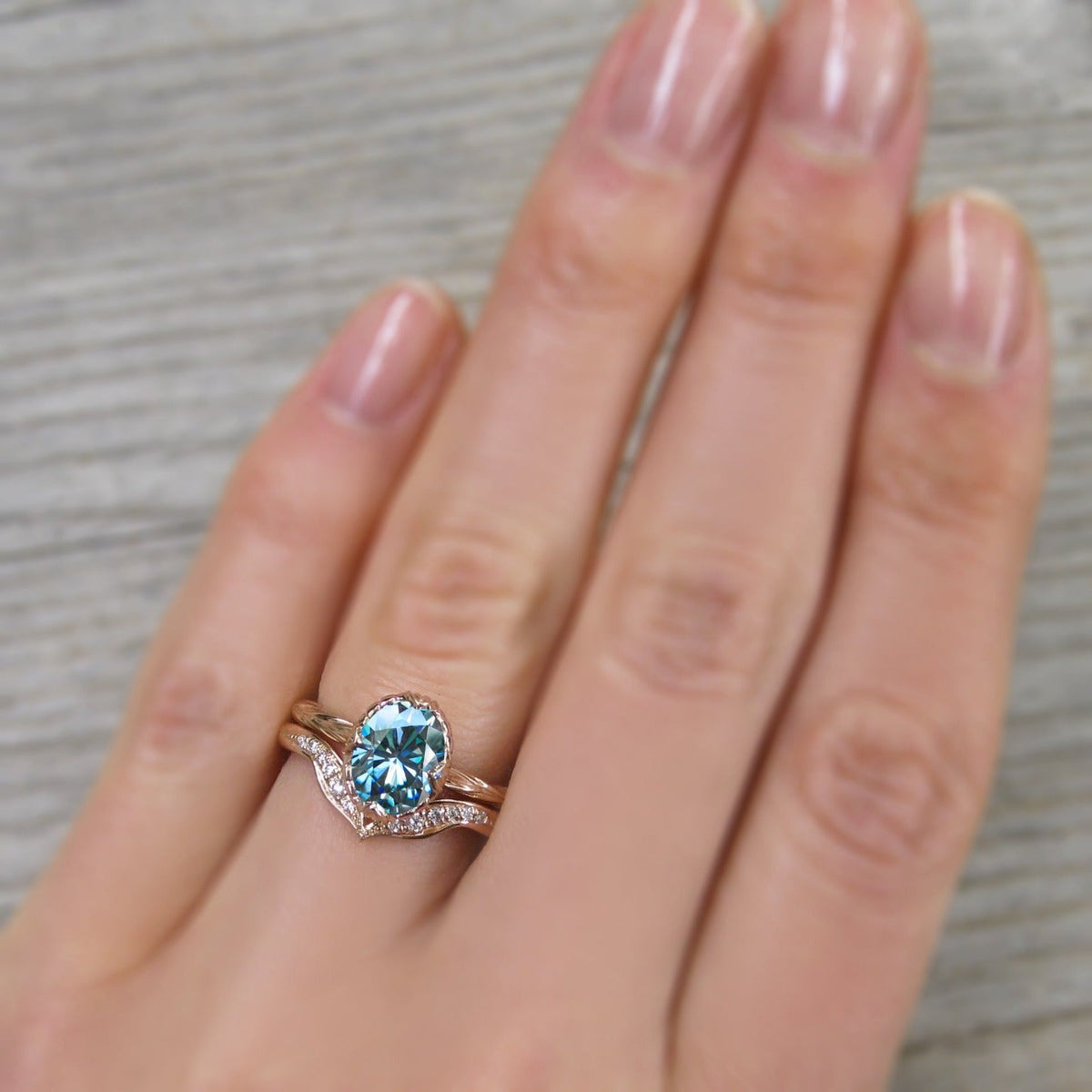 ・OLIVIA・Oval Aqua-Teal Iconic™ Moissanite, Willow Leaf Band (1.5ct)