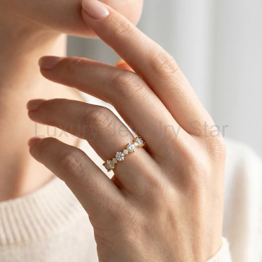 Luna’s Aureole | Round Diamond Full-Eternity Band