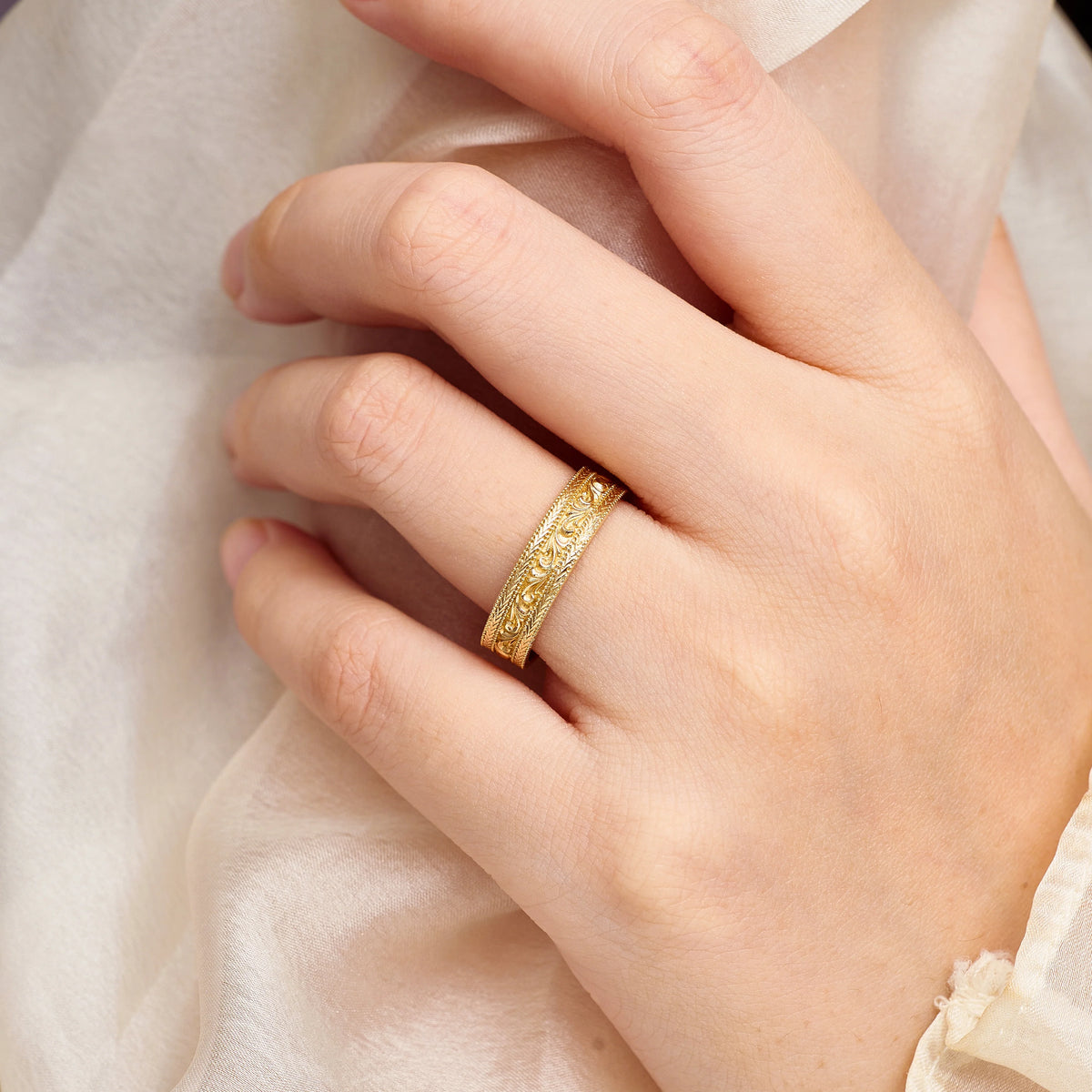Vintage Scroll Engraved Men’s Wedding Band