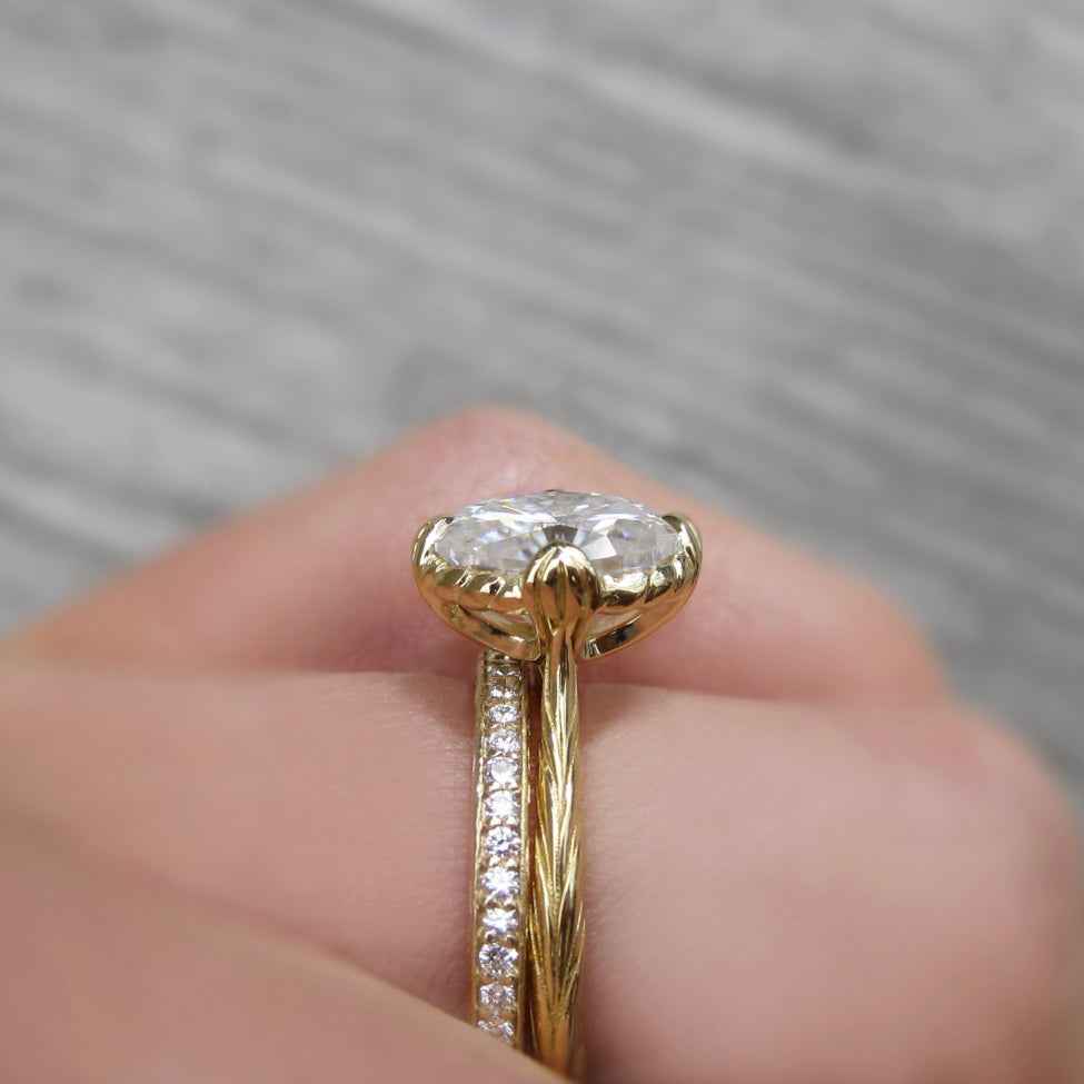 ・OLIVIA・Oval Moissanite, Willow Leaf Band (2.1ct)