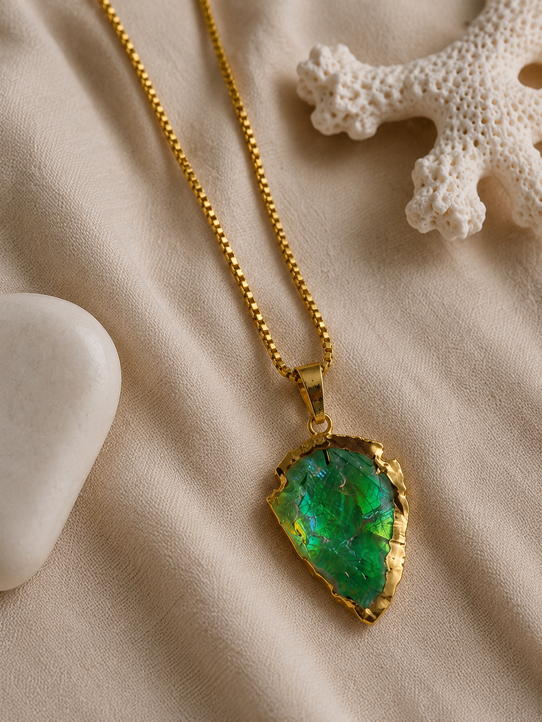 Collier ARAWAK Végétal | Pendentif Flèche Quartz Aura Vert & Or 24k – Univers Végétal