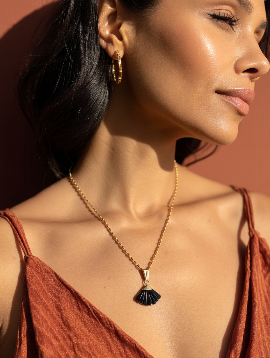 Collier CANDACE Terre | Pendentif Éventail Pierre Sculptée – Univers Terre