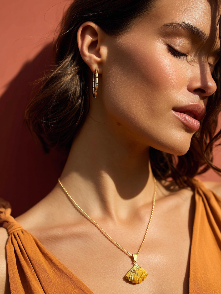 Collier CANDACE Solaire | Pendentif Éventail Pierre Sculptée – Univers Solaire