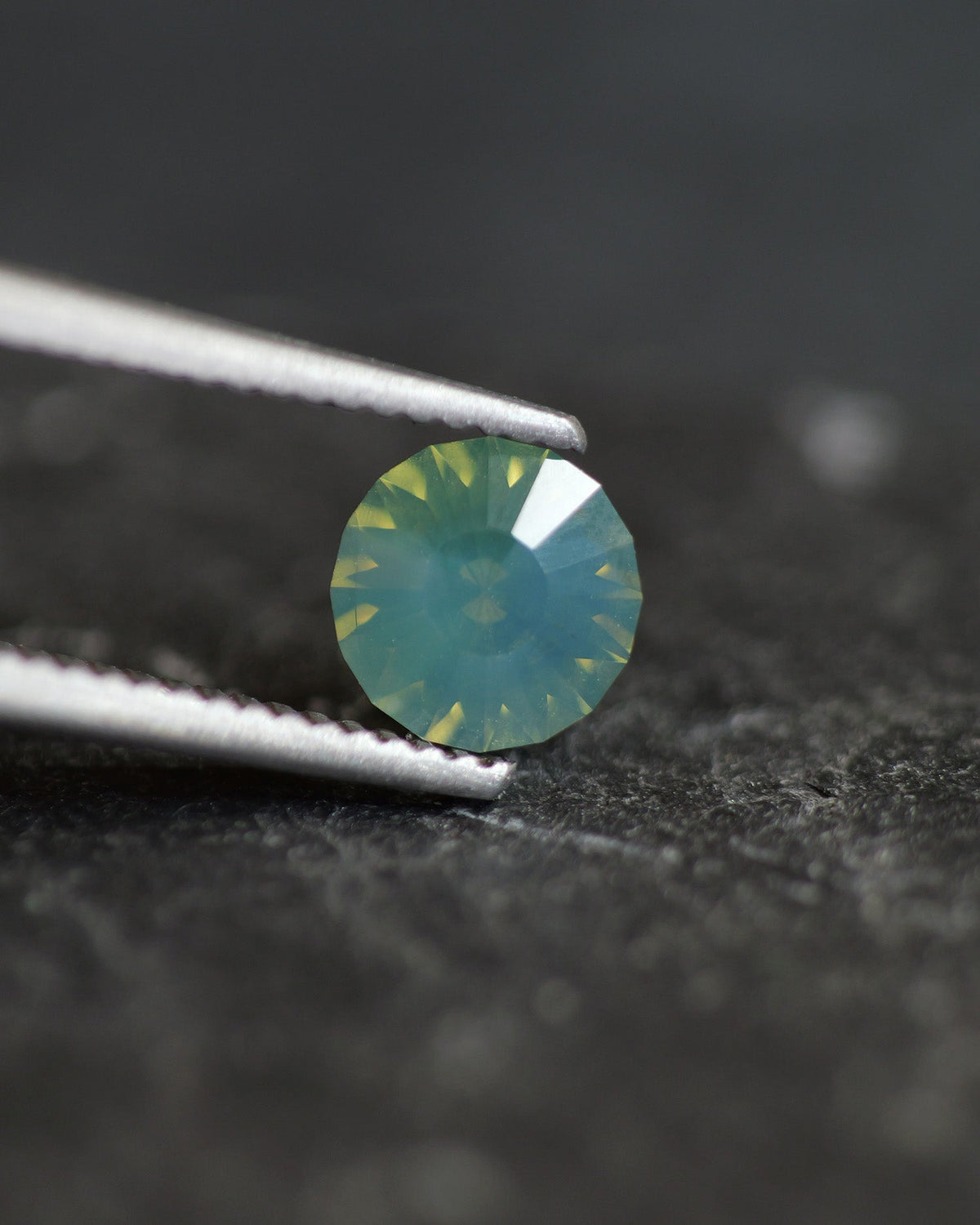 Opalescent Sapphire | natural, multicolor: green-yellow and blue, round-cut, 5.5mm, 0.7ct, Madagascar