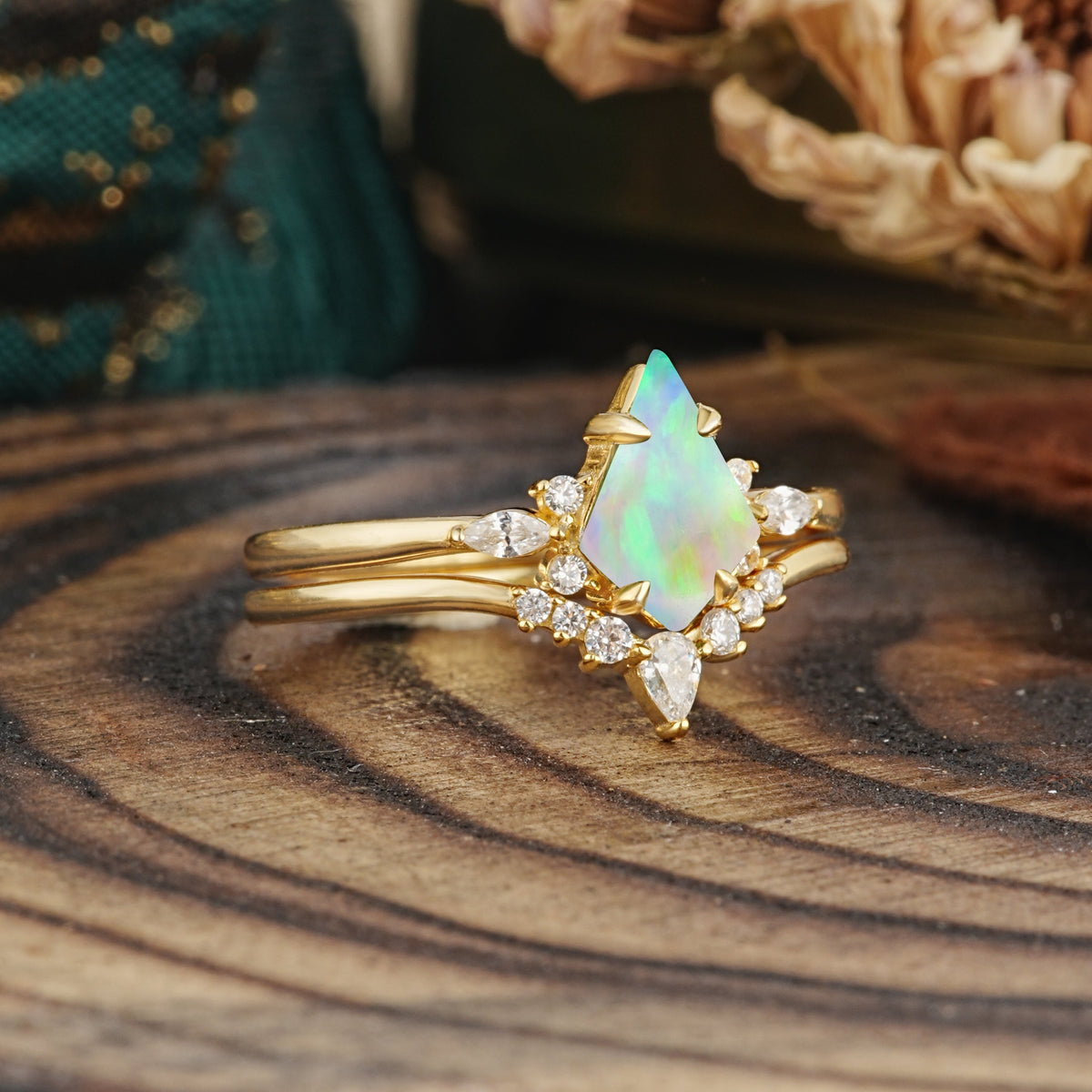 Classic Retro Luxury 4-Prong Kite-Cut Opal Bridal Ring Set