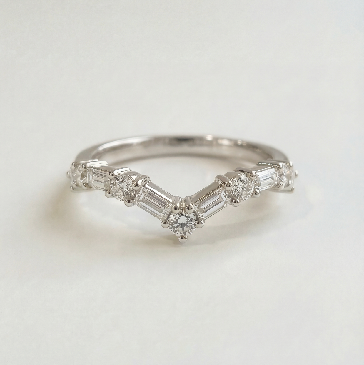 The Small V Ring | Mixed Cut | Lab-Grown Diamond