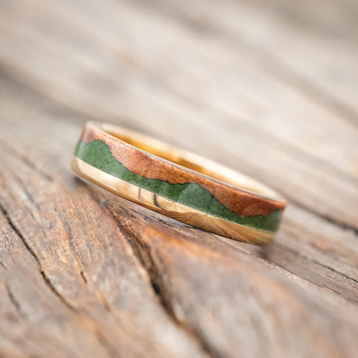 "Ezra" - Redwood & Moss Wedding Ring - 14K Yellow Gold (6mm) - Size 7 3/4