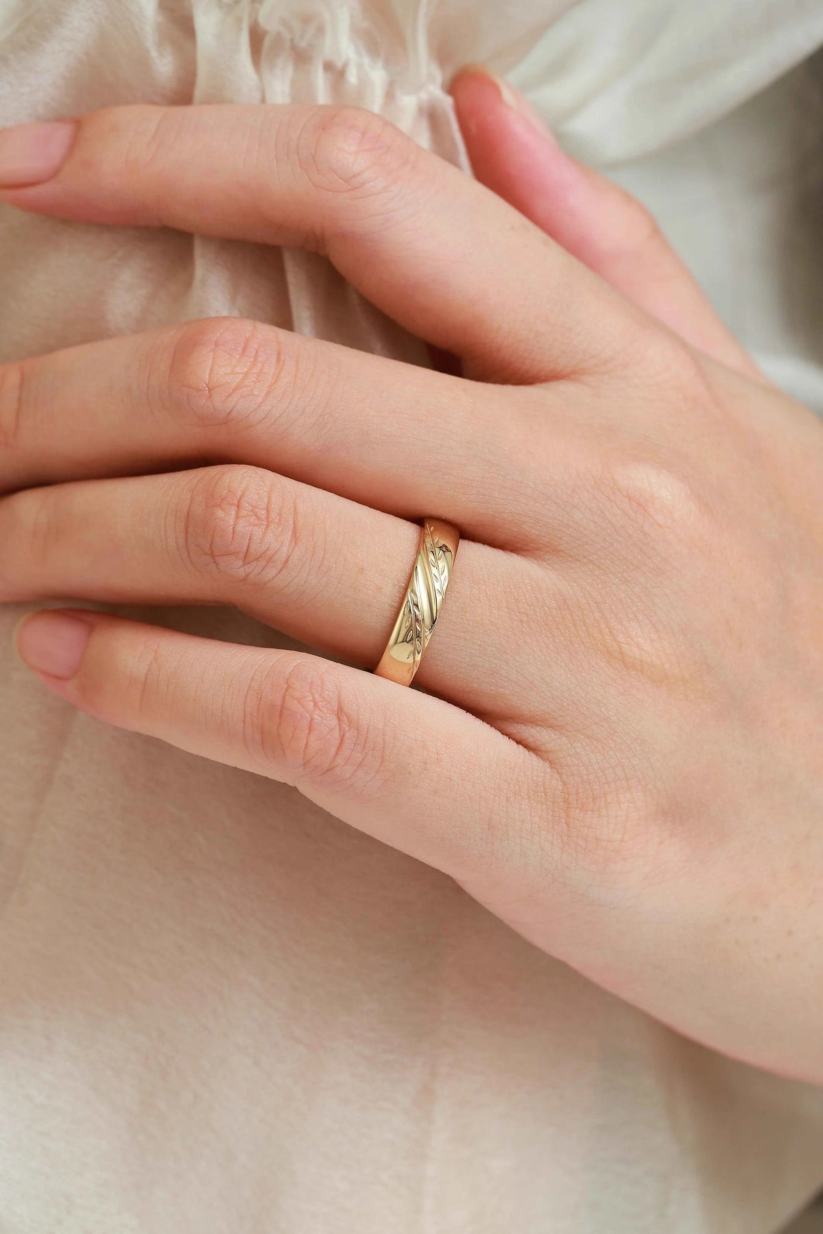 Timeless Nature-Inspired Leaf Engraved Men's Wedding Band