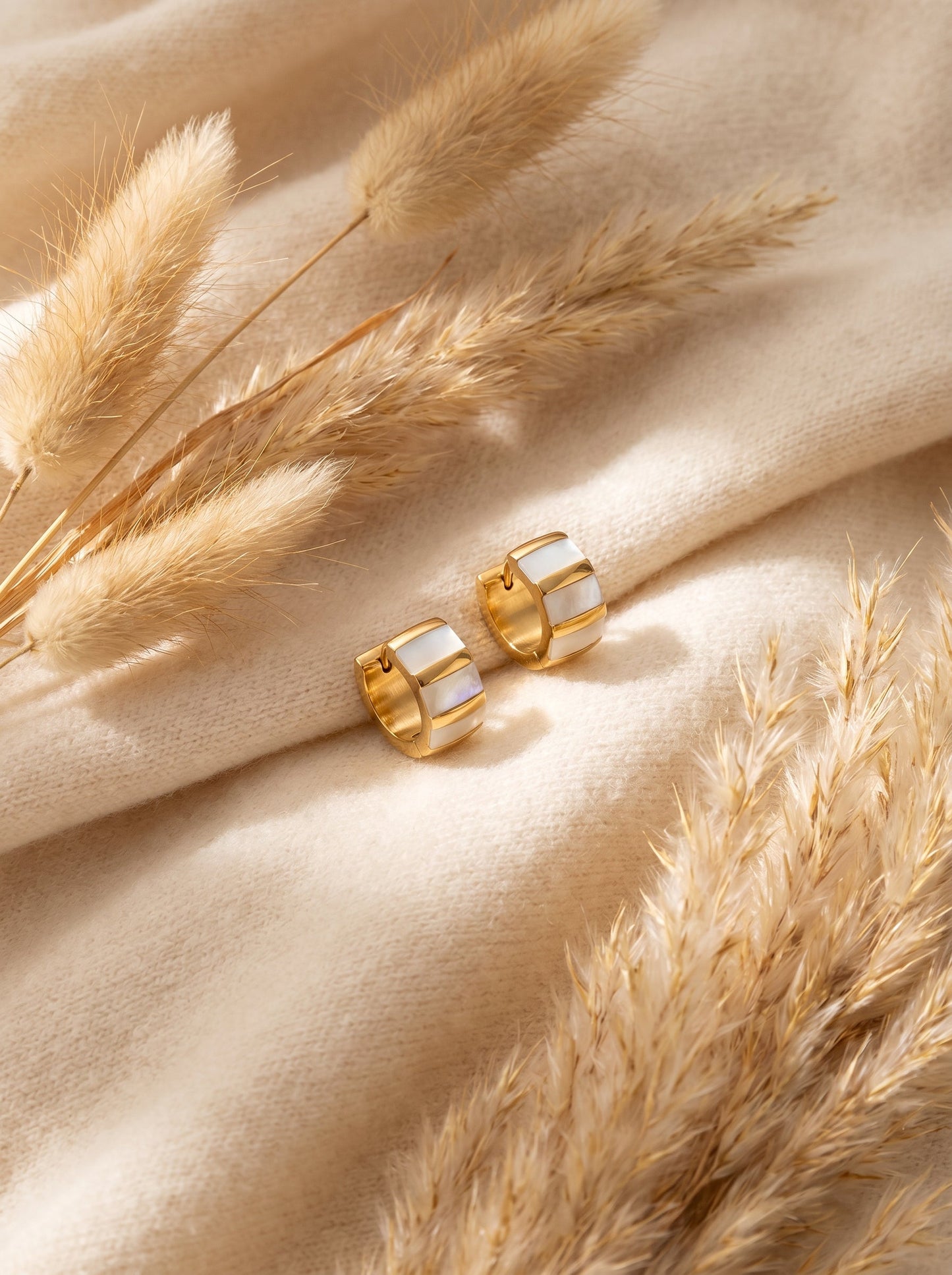 Mini Créoles Alba — Nacre & Or 24k | Univers Solaire