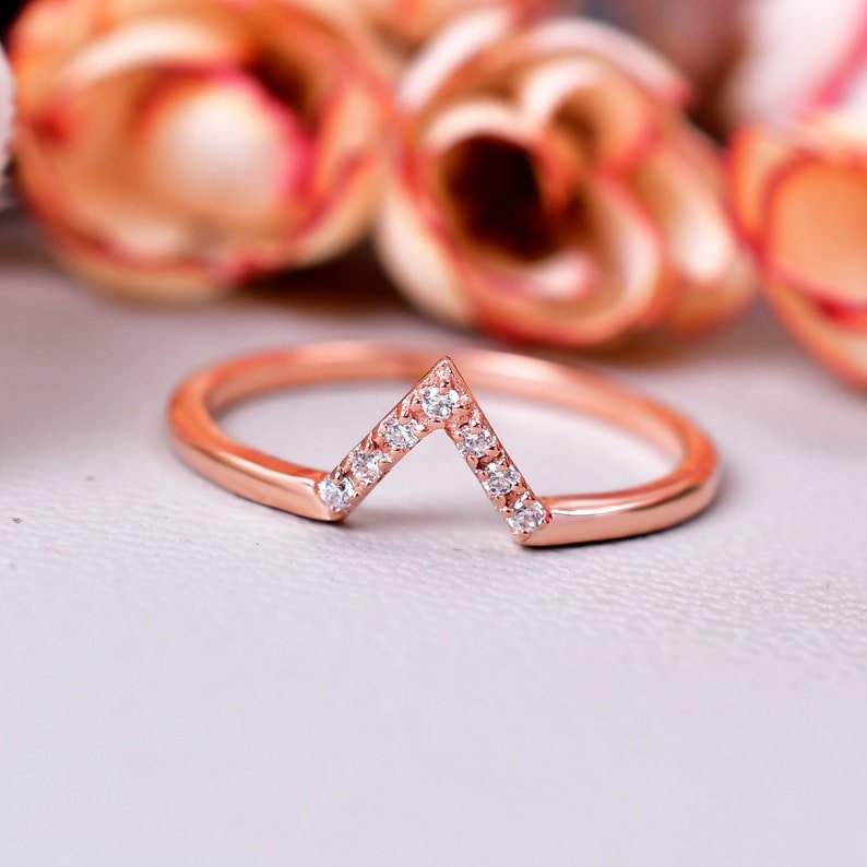 Vintage Art Deco V-Shaped Moissanite Band Ring