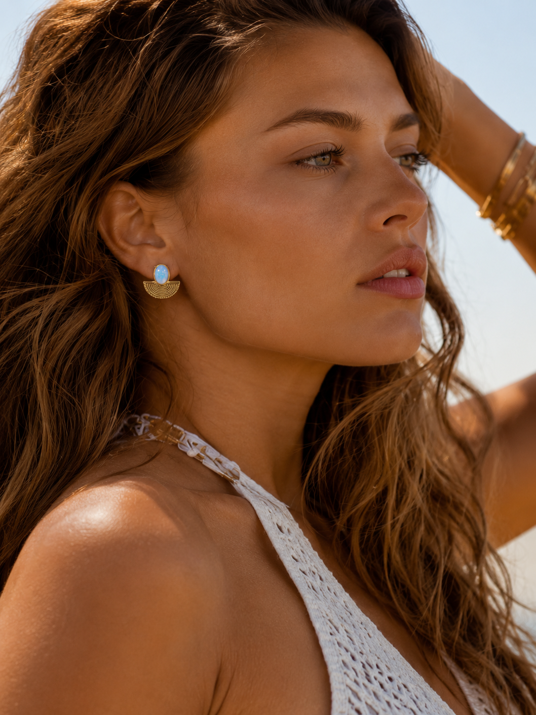 Boucles d'Oreilles Mahina | Pierre d'Opale & Demi-Lune Dorée – Univers Solaire