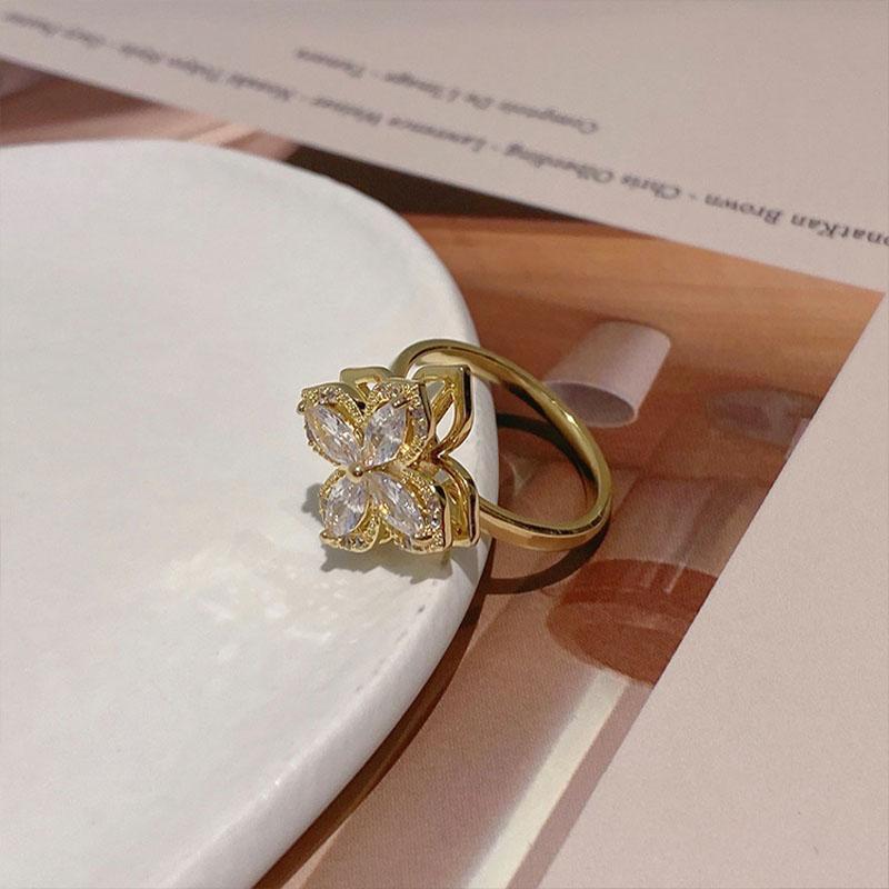 Rotating four-leaf clover necklace