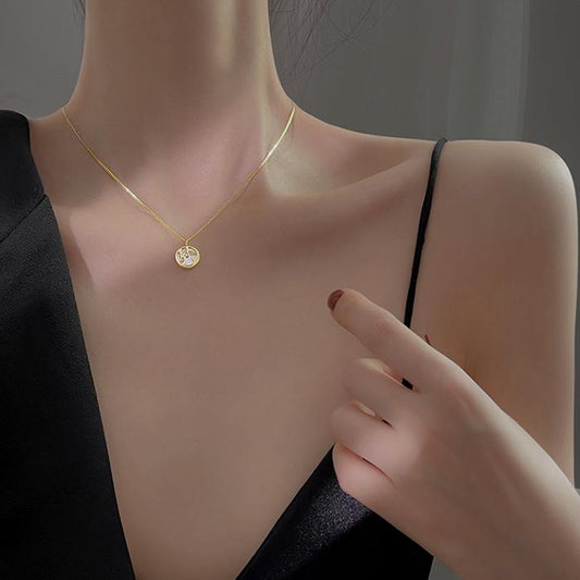 Shell medal necklace