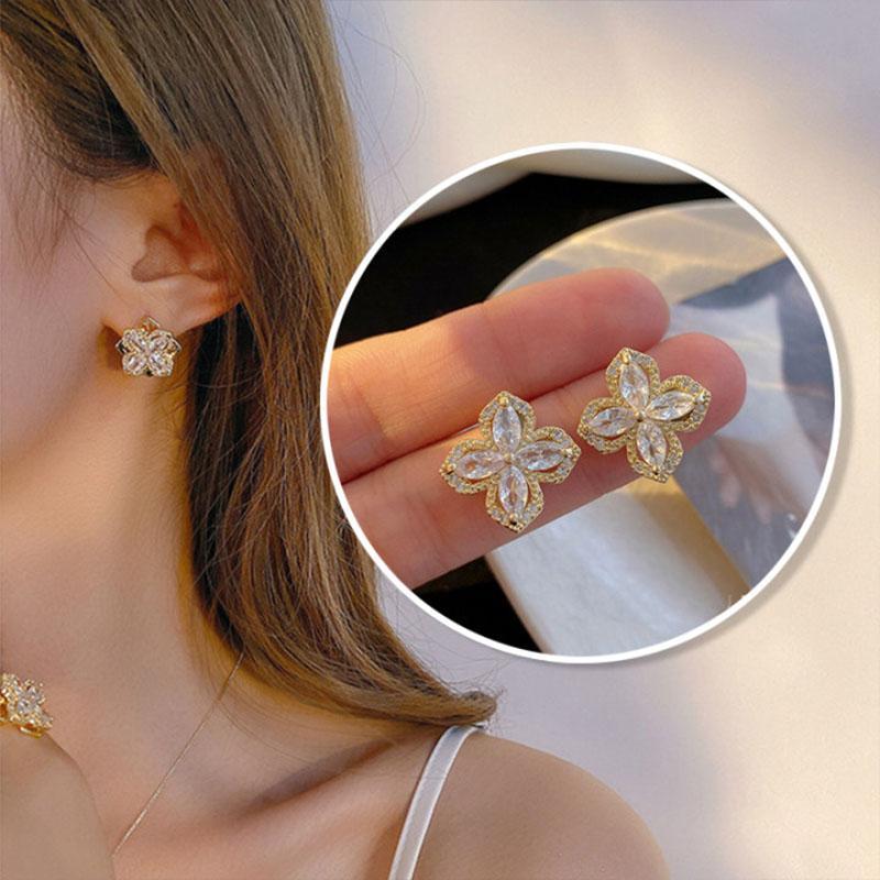 Rotating four-leaf clover necklace