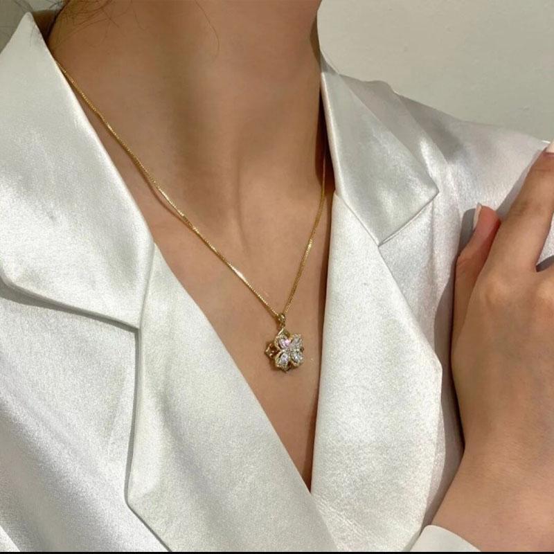 Rotating four-leaf clover necklace