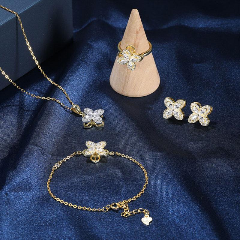 Rotating four-leaf clover necklace