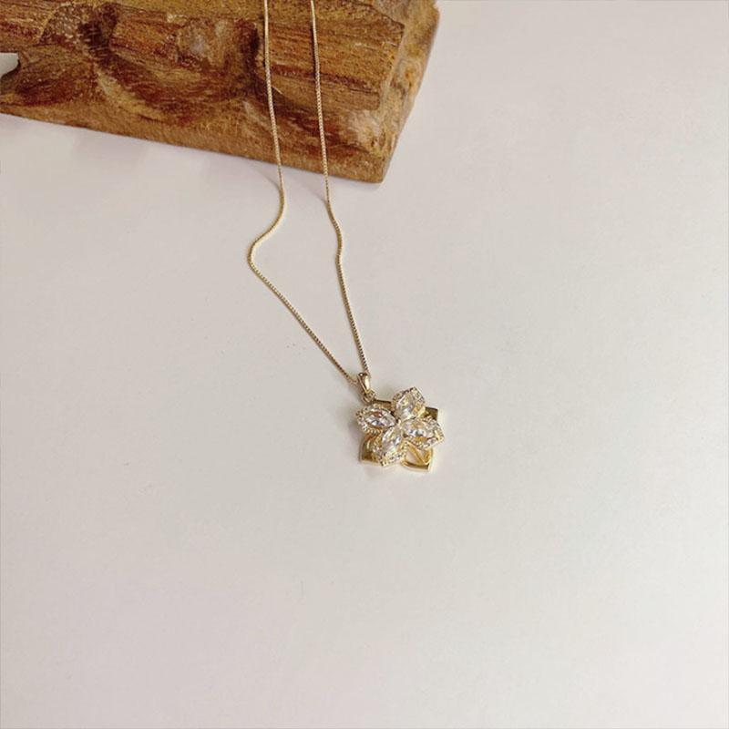Rotating four-leaf clover necklace