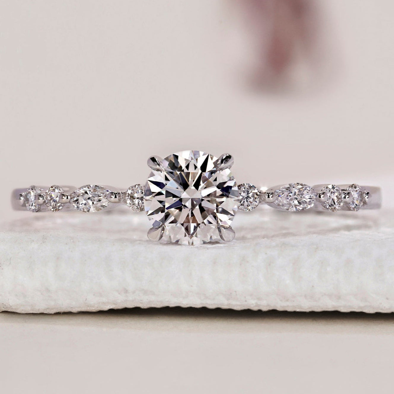 White Gold Engagement Ring - Round Diamond