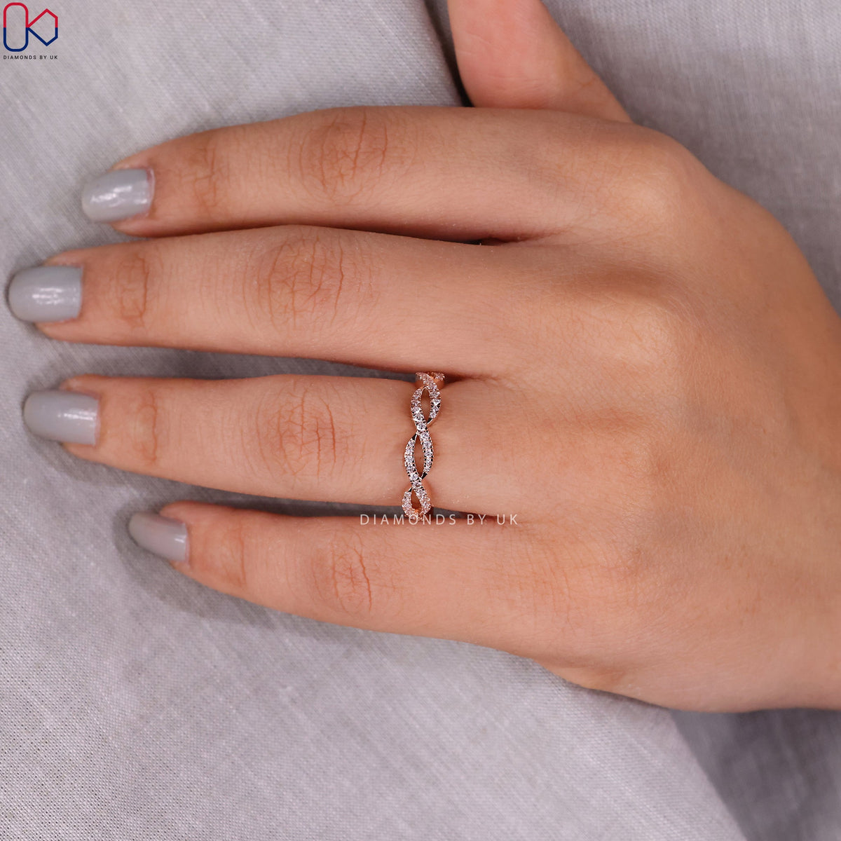Round Cut Twisted Diamond Wedding Band