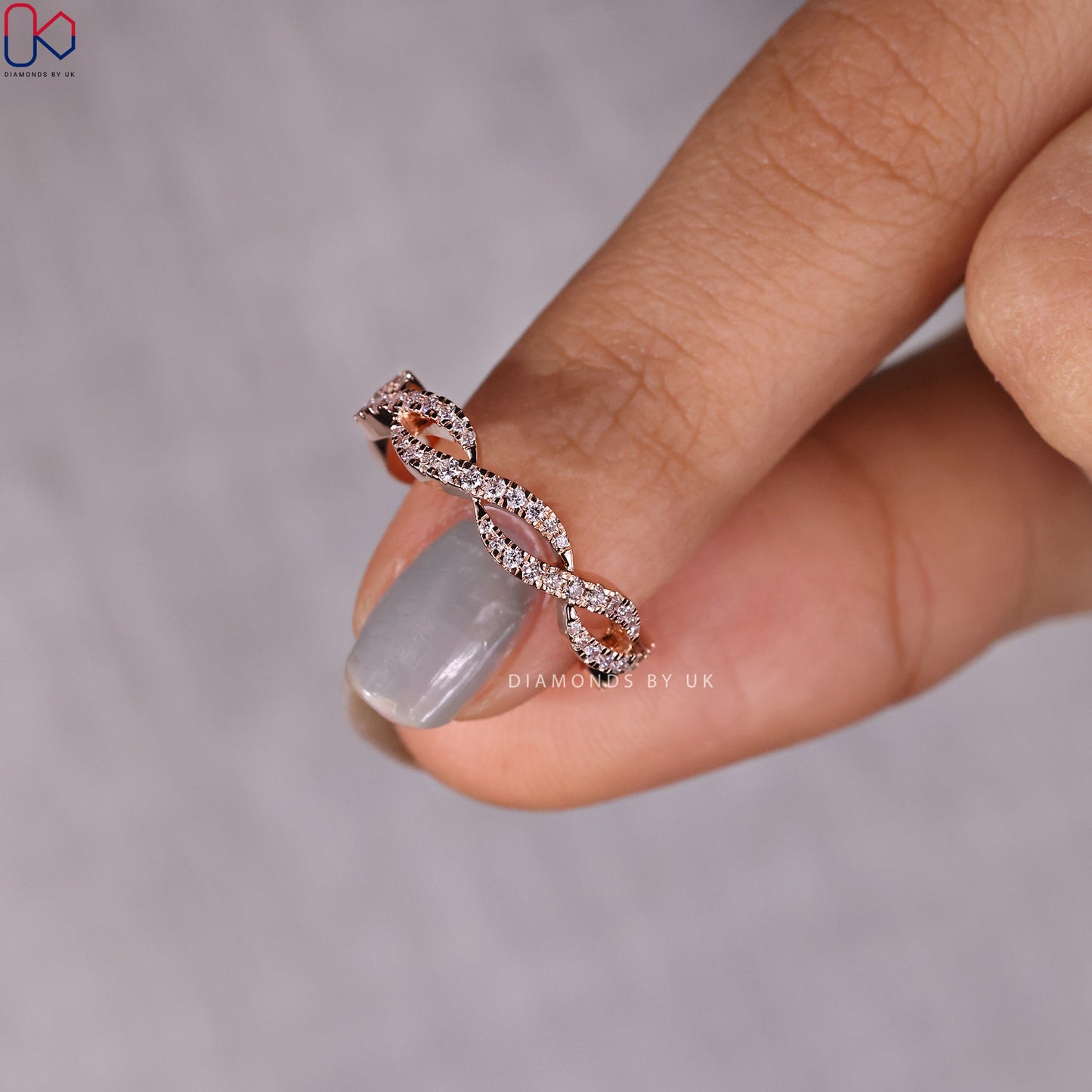 Round Cut Twisted Diamond Wedding Band