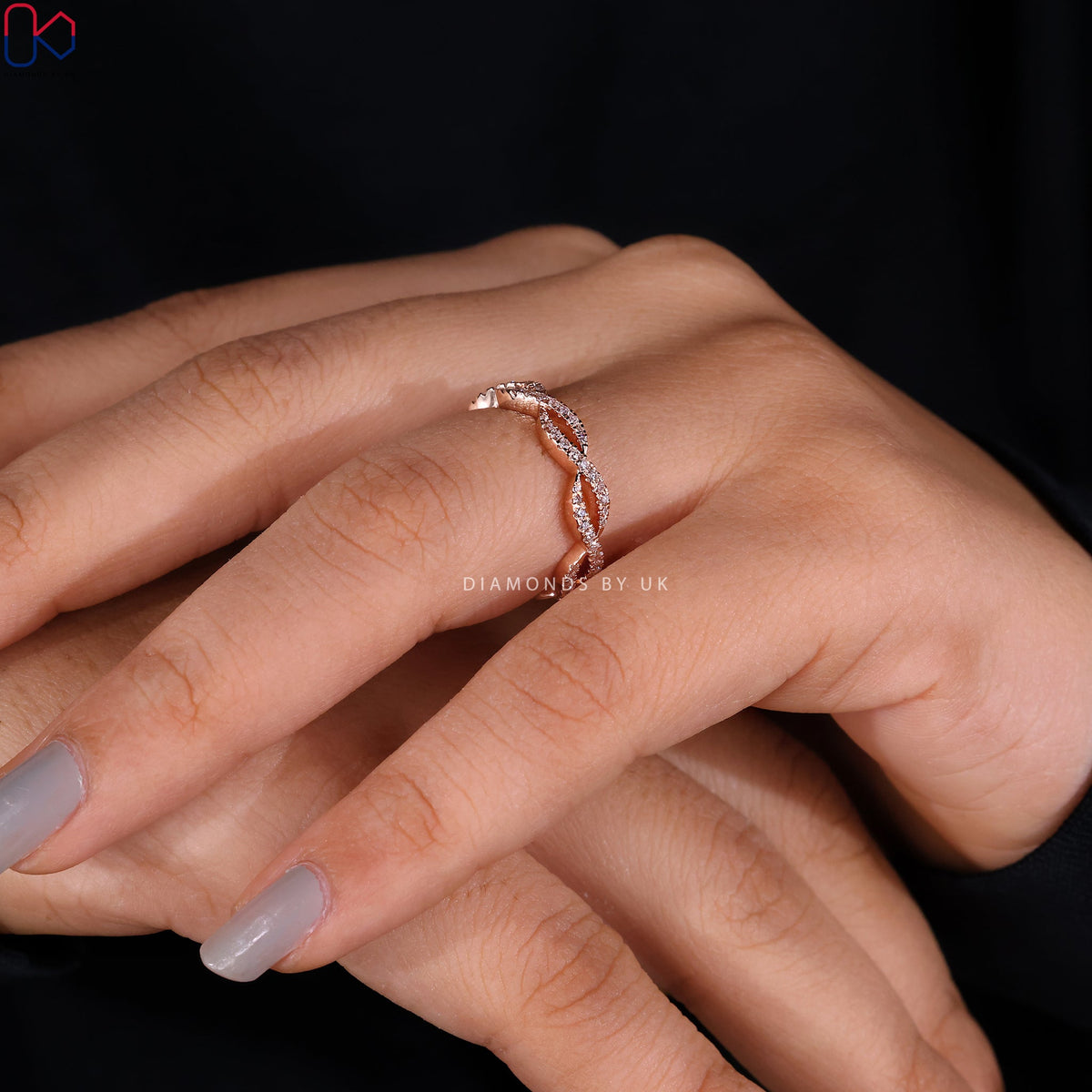 Round Cut Twisted Diamond Wedding Band