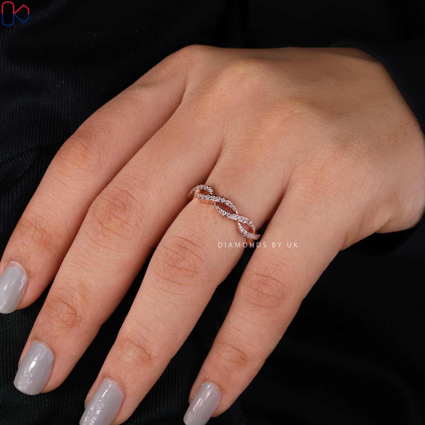 Round Cut Twisted Diamond Wedding Band
