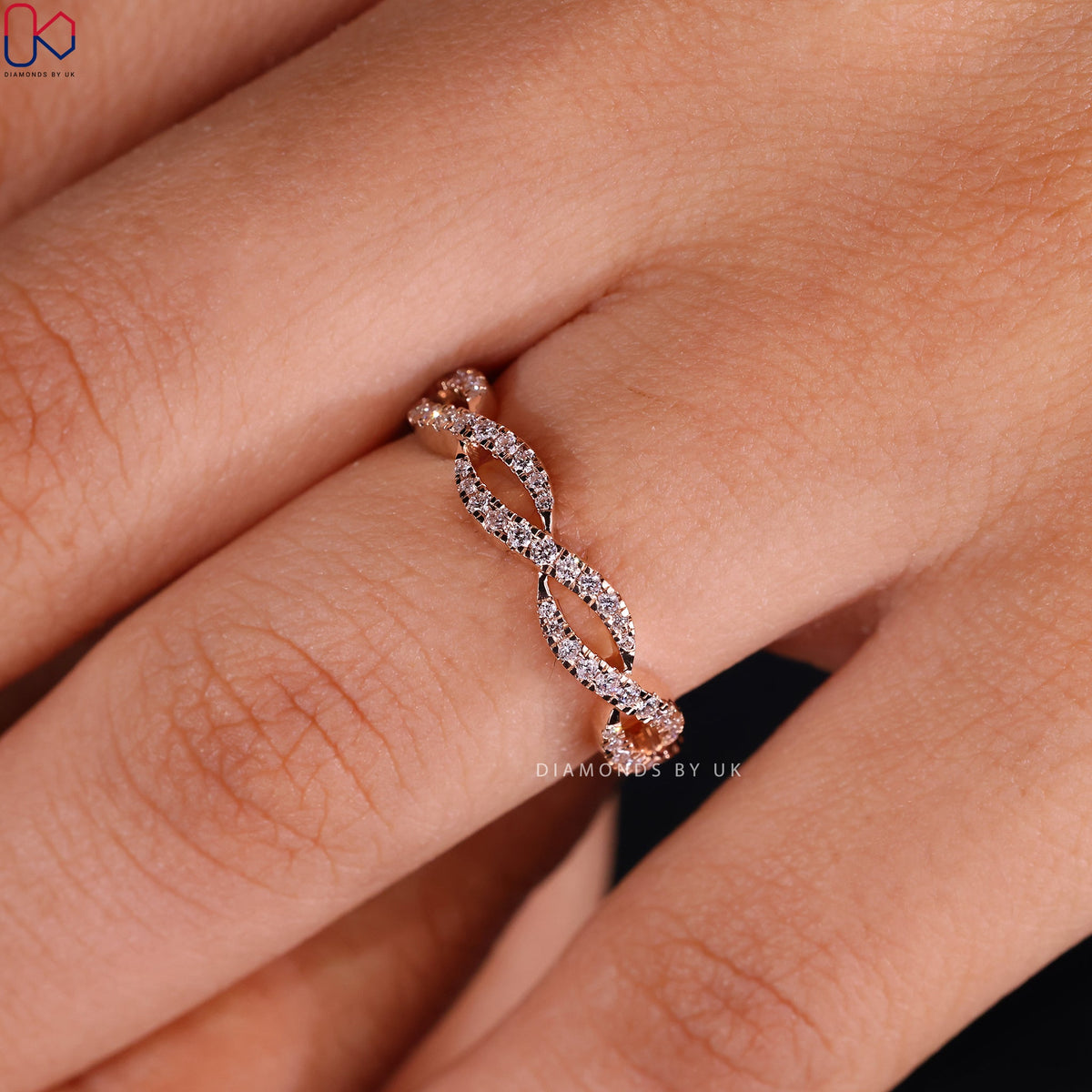 Round Cut Twisted Diamond Wedding Band