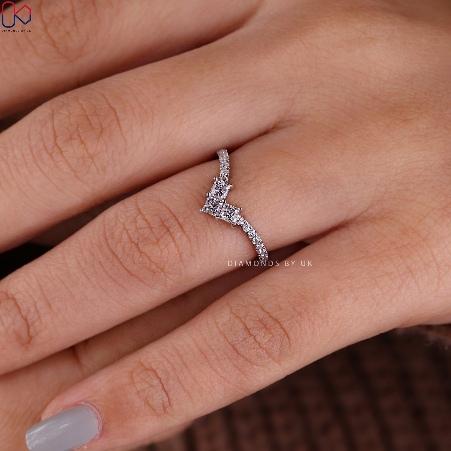 V Shaped Princess Cut And Round Diamond Band