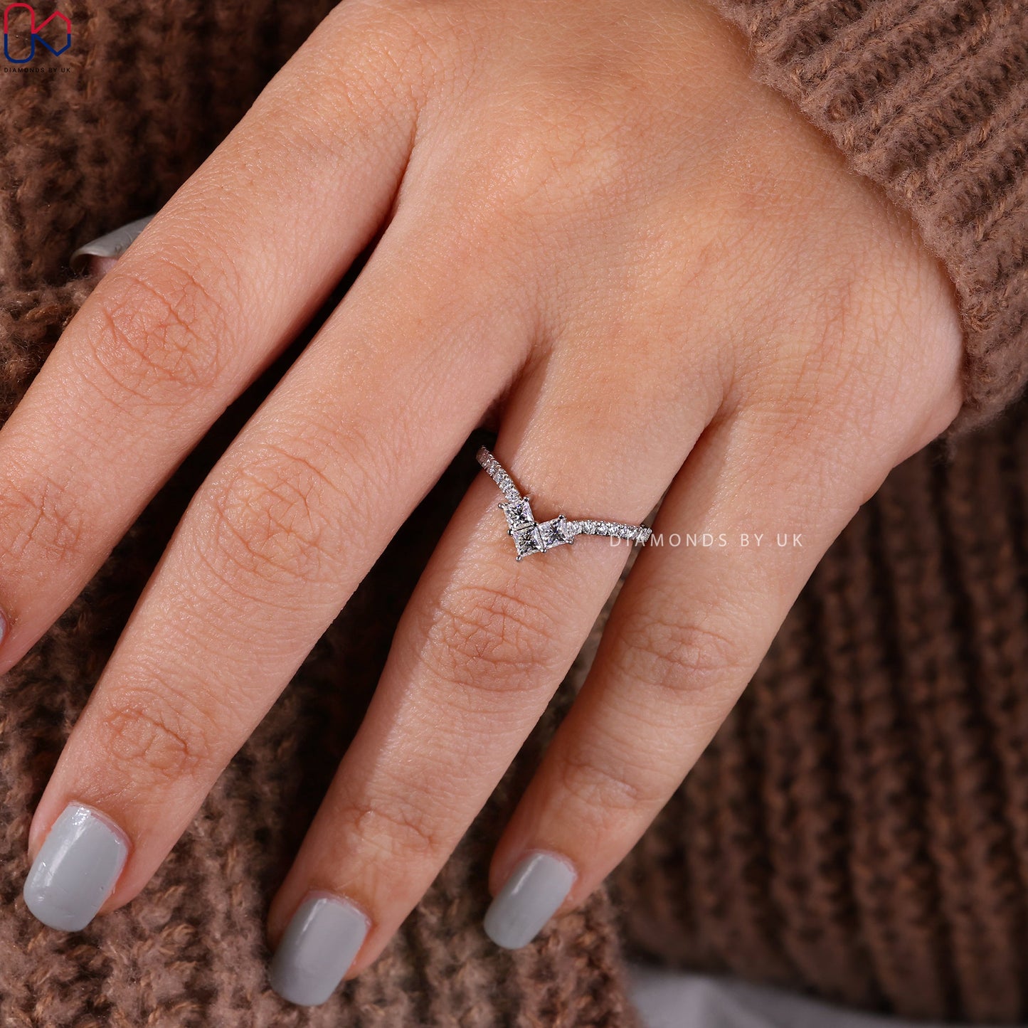 V Shaped Princess Cut And Round Diamond Band