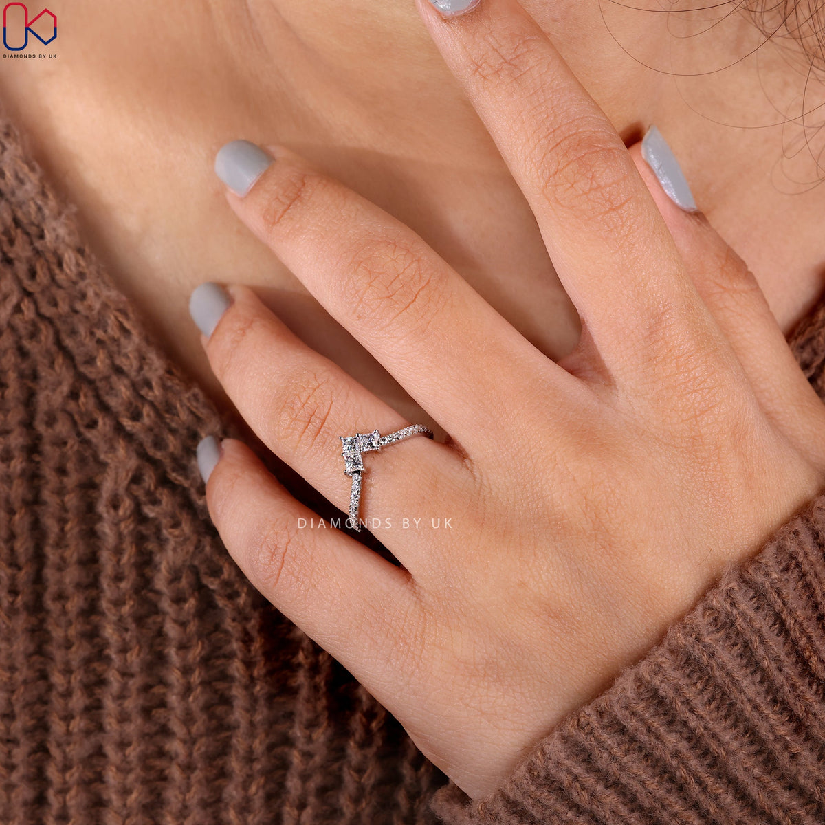 V Shaped Princess Cut And Round Diamond Band