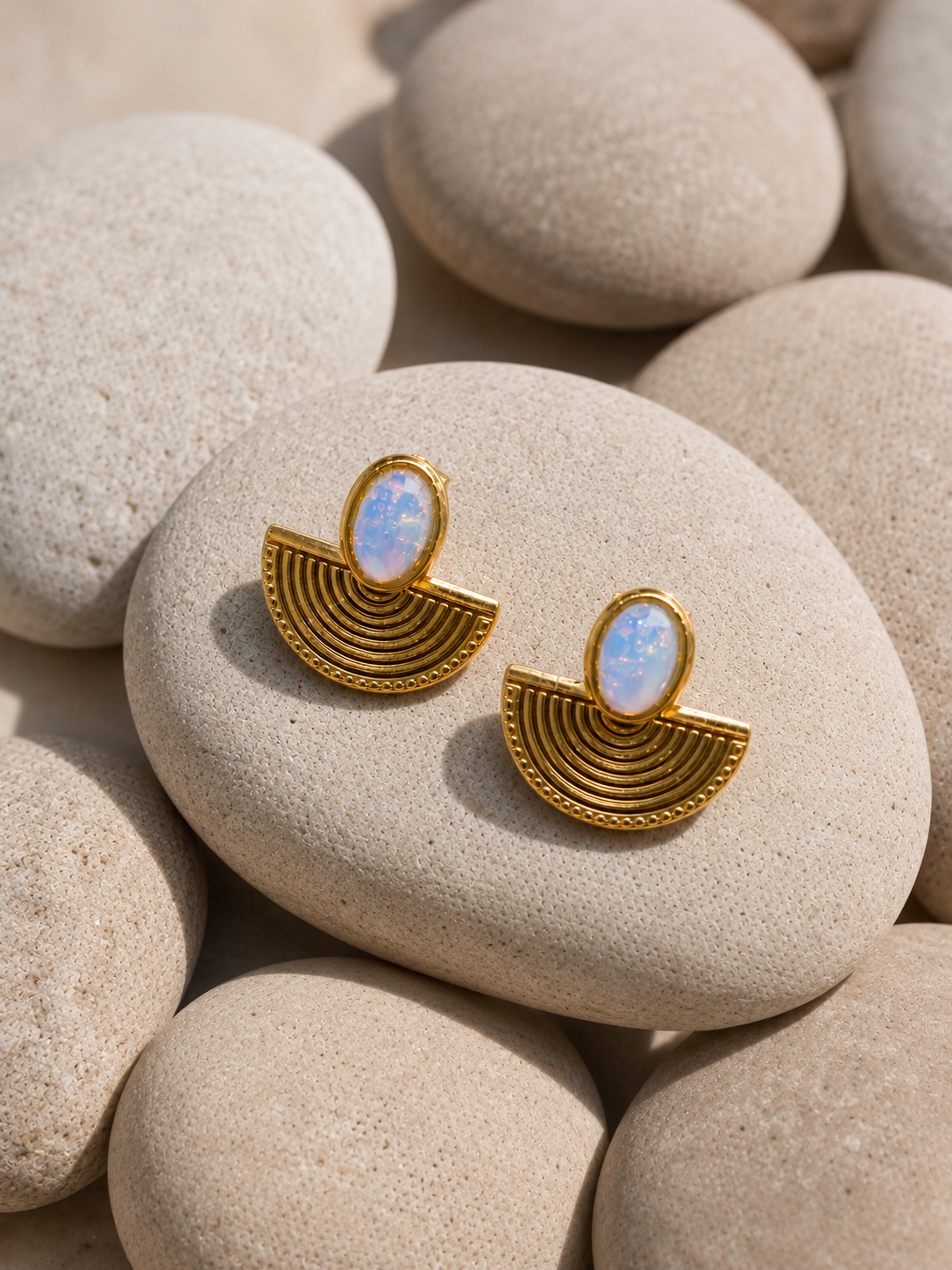 Boucles d'Oreilles Mahina | Pierre d'Opale & Demi-Lune Dorée – Univers Solaire