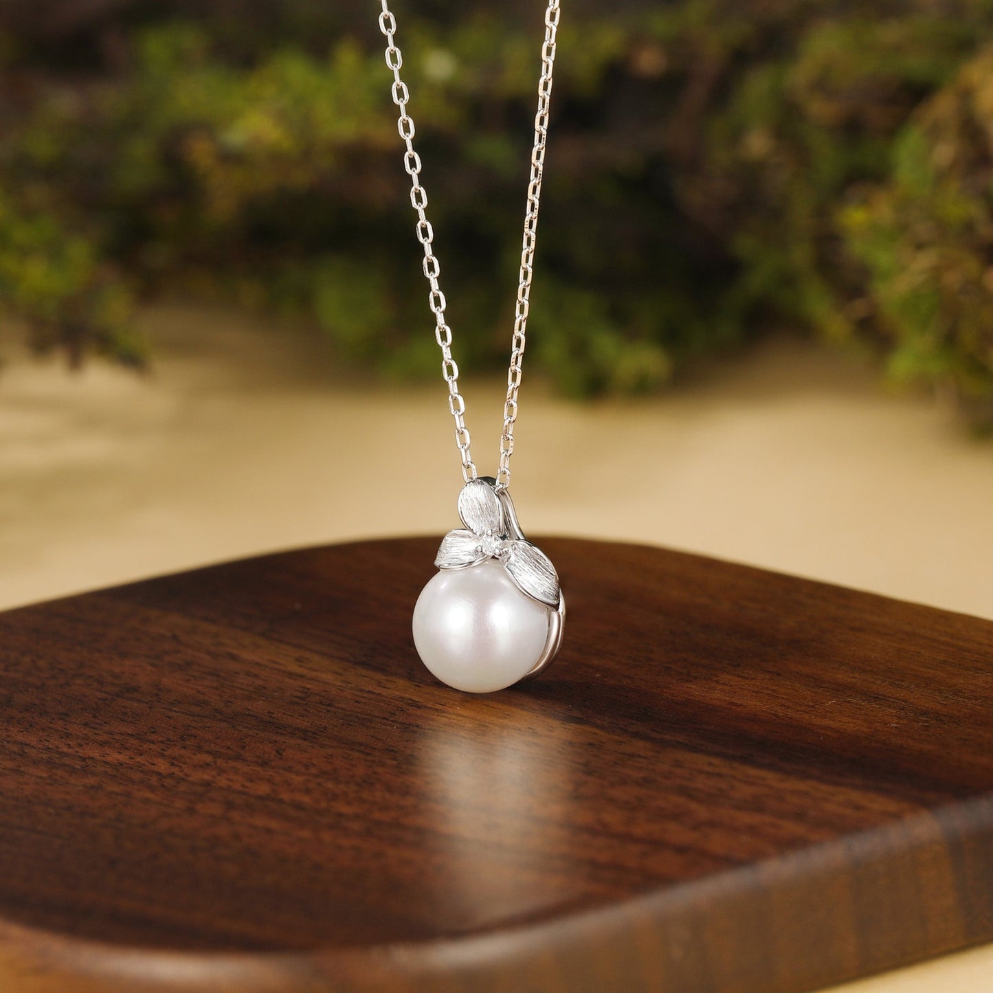 Round Cut Pearl Women Blossom Necklace