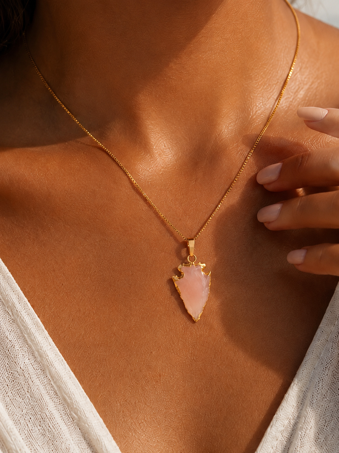 Collier ARAWAK Féminin | Pendentif Flèche Opale Rose & Or 24k – Univers Féminin