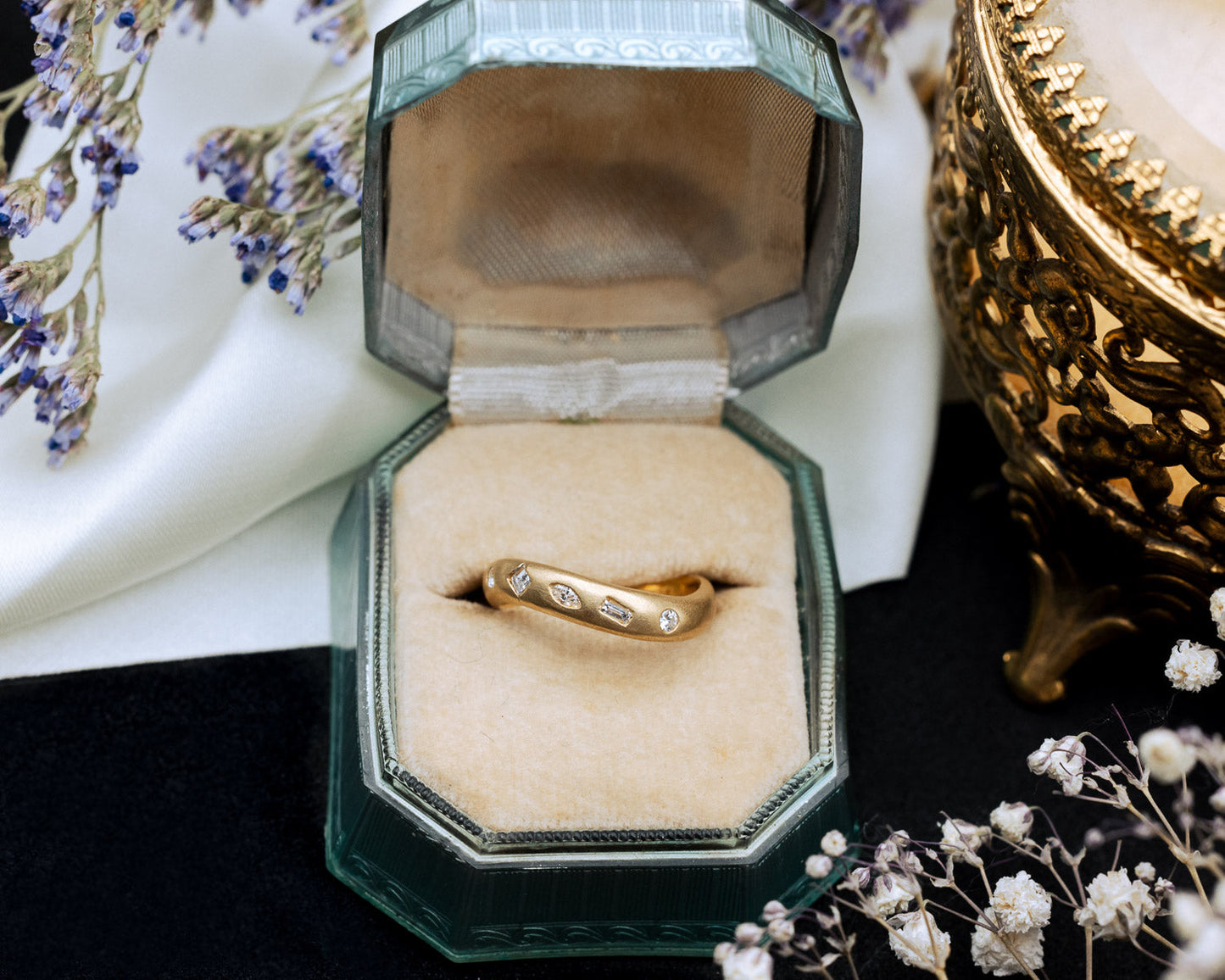 Multi Diamond Vintage Women's Ring In Brushed 18K Yellow Gold