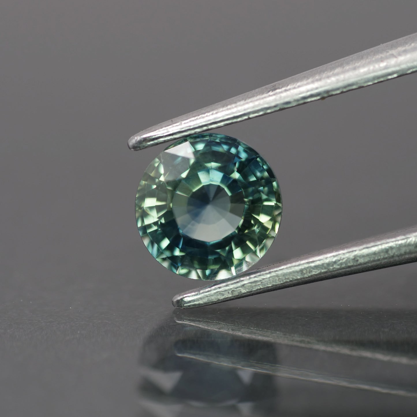 Sapphire | natural, teal color/color changing, round-cut, *5.5mm, 0.9ct
