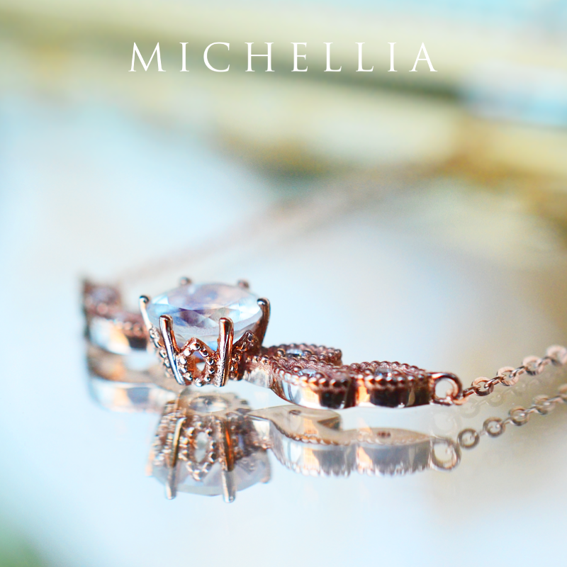 [Dahlia] Floral Leaf Necklace in Moonstone