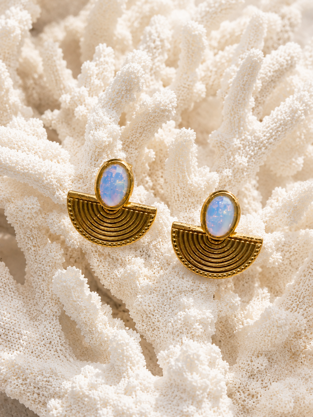 Boucles d'Oreilles Mahina | Pierre d'Opale & Demi-Lune Dorée – Univers Solaire