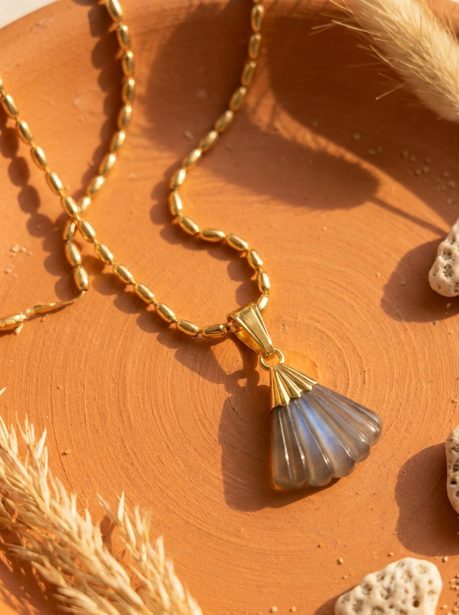 Collier CANDACE Solaire | Pendentif Éventail Pierre Sculptée – Univers Solaire