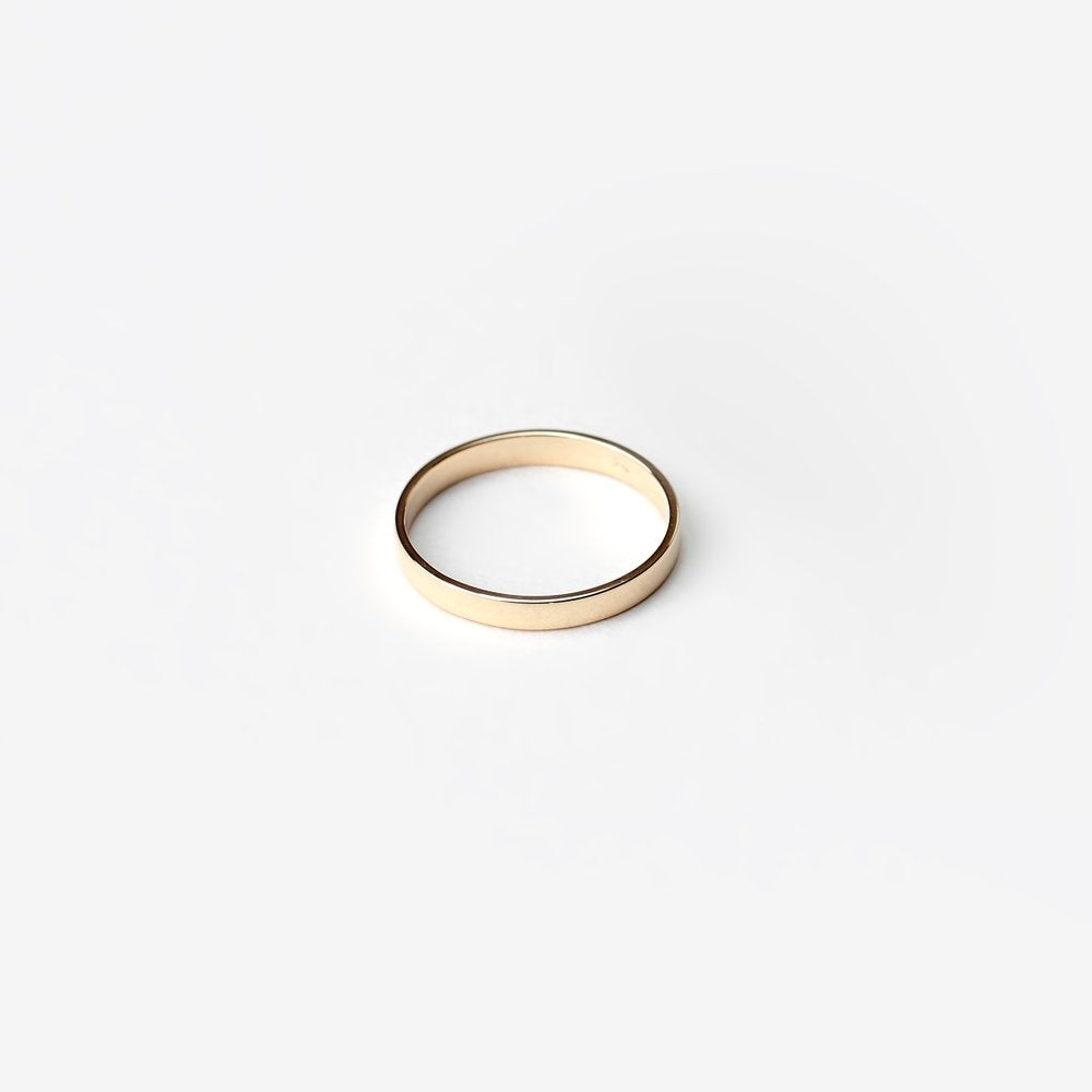 ESSENTIAL GOLD FLAT BAND RING