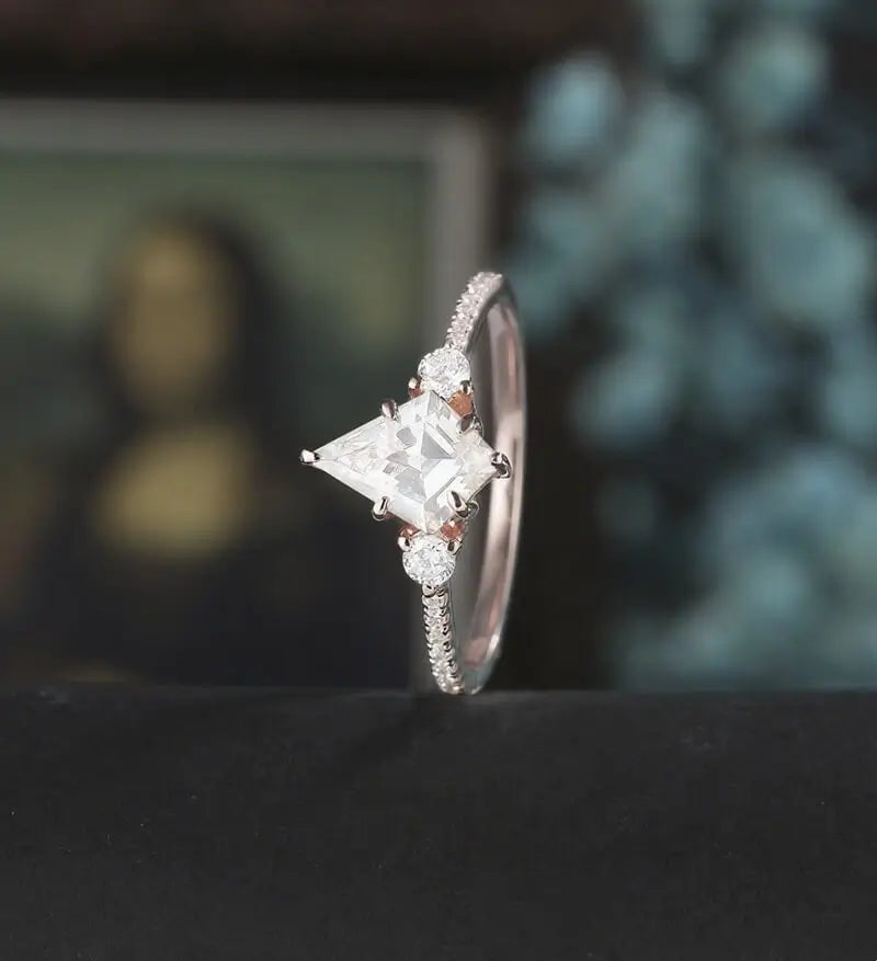 Kite Cut Moissanite Engagement Ring Solid Gold Round Cut Diamond Wedding Ring Unique 14K/18K gold Promise Anniversary Bridal Ring