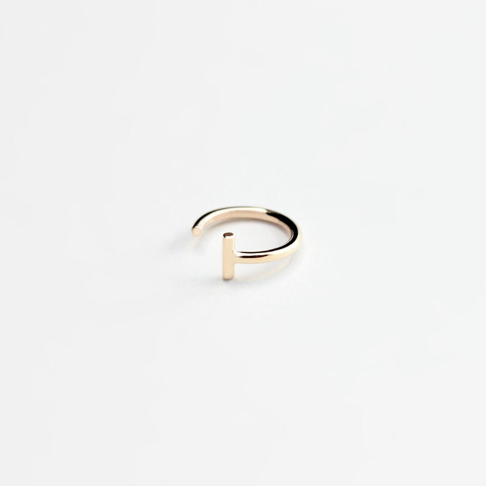 ESSENTIAL DASH GOLD HOOP EARRING