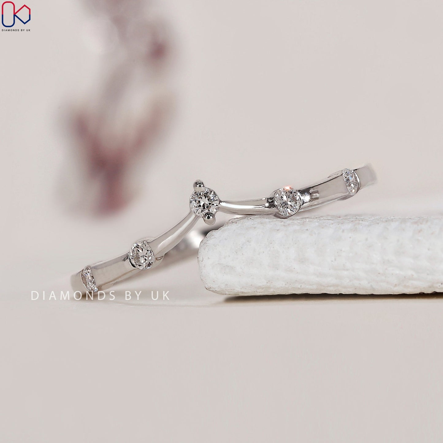 Curved Wedding Band – Round Diamond