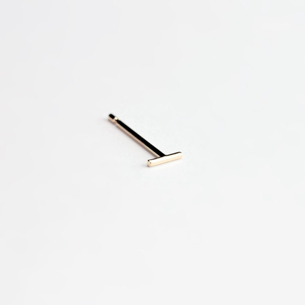 ESSENTIAL DASH GOLD STUD EARRING