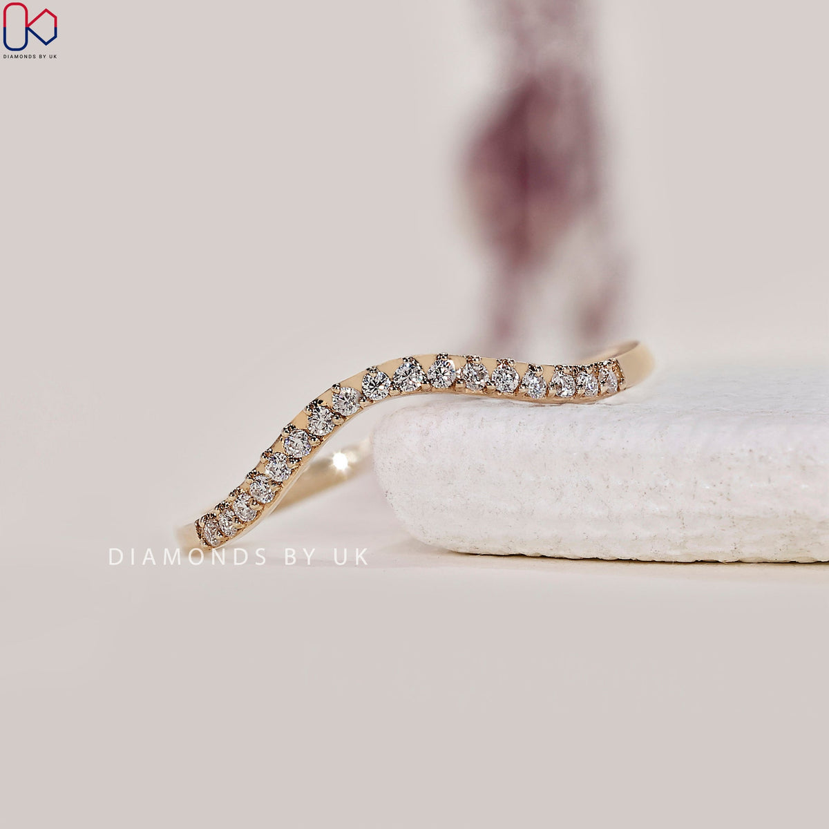 Round Diamond Curved Gold Wedding Band